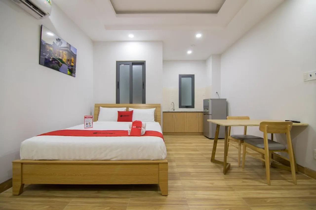 Reddoorz Premium Near E-Town Hotel Ho Chi Minh City 3*,